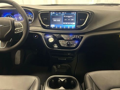 New 2026 Chrysler Pacifica Select image 13