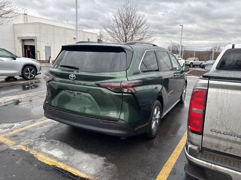 Used 2024 Toyota Sienna XLE image 5