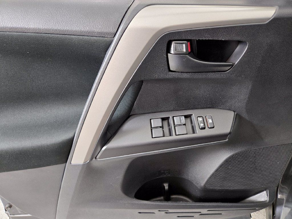 Used 2018 Toyota RAV4 LE w/ Carpet Mat Package FWD image 25