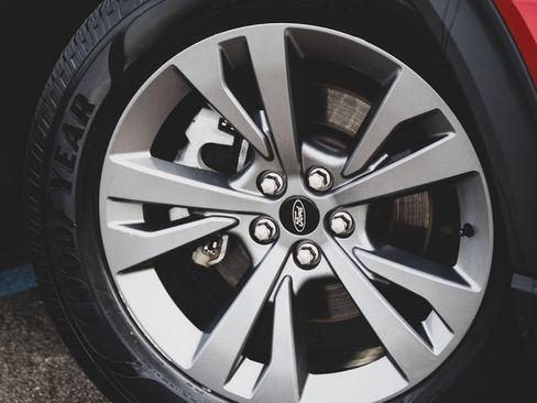 Used 2021 Ford Explorer XLT w/ Equipment Group 202A image 2