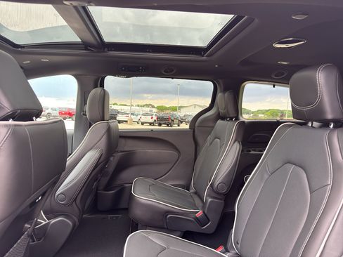 New 2027 Chrysler Pacifica Limited AWD/4WD image 32