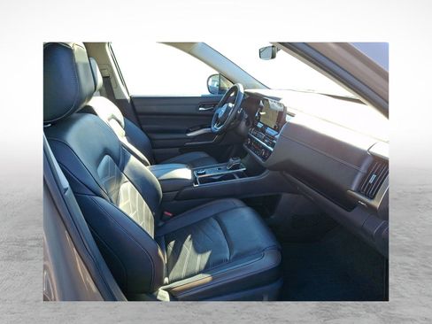 Used 2023 Nissan Pathfinder Platinum image 10