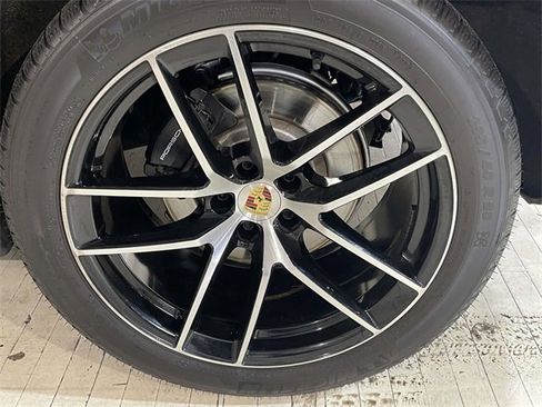 Certified 2025 Porsche Macan image 14