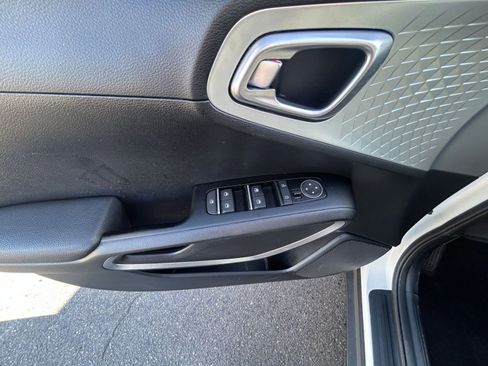 Used 2025 Kia Soul LX w/ LX Technology Package image 18