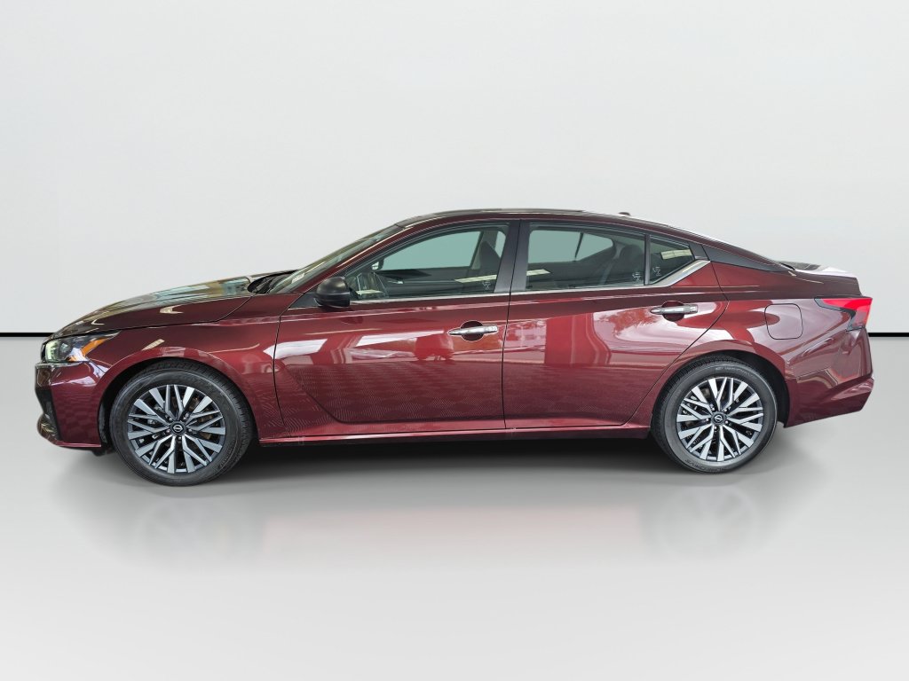 Used 2025 Nissan Altima 2.5 SV FWD image 2