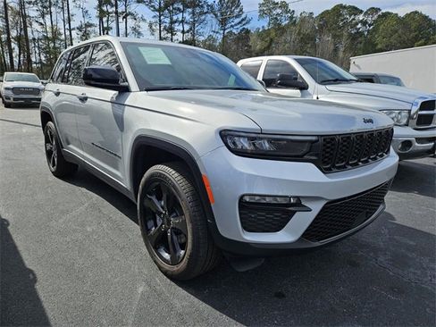 Used 2025 Jeep Grand Cherokee Limited w/ Black Appearance Package image 5
