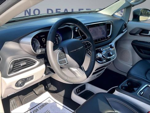 Used 2023 Chrysler Pacifica Touring-L FWD image 16