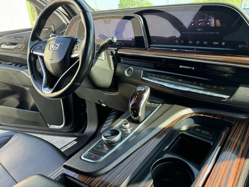 Used 2022 Cadillac Escalade Luxury image 3