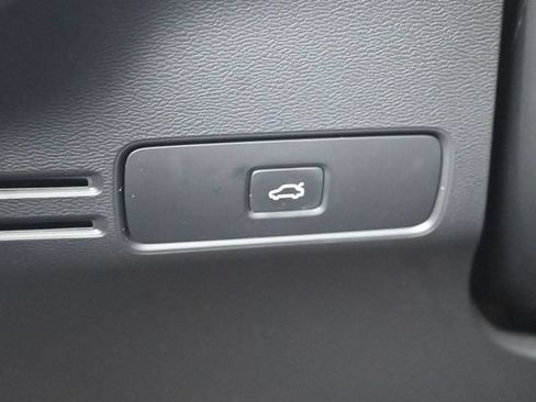 Used 2023 Volvo XC40 B4 Ultimate FWD image 31