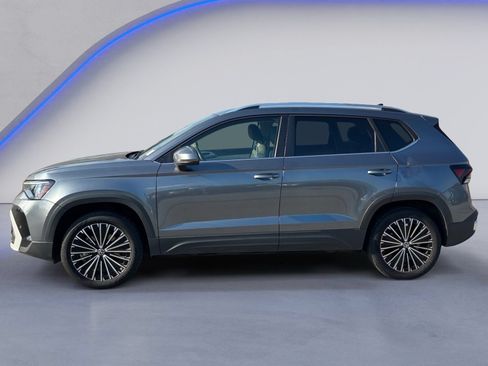 Used 2025 Volkswagen Taos SE FWD image 3