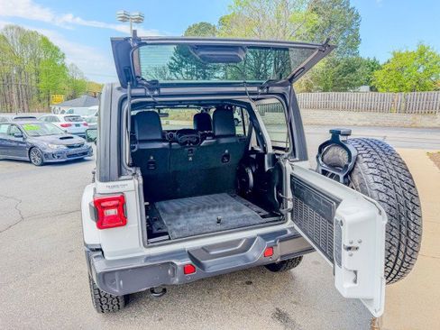 Used 2019 Jeep Wrangler Unlimited Sahara image 12