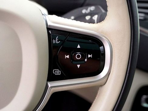 Used 2020 Volvo XC90 T5 Momentum w/ Protection Package Premier image 16