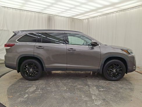 Used 2019 Toyota Highlander SE image 26