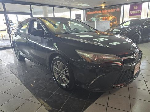 Used 2015 Toyota Camry SE image 3
