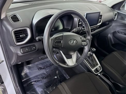 Certified 2024 Hyundai Venue SEL image 18