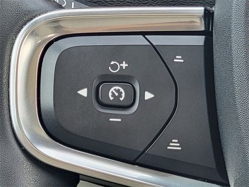 Used 2023 Volvo XC40 B5 Ultimate w/ Protection Package Premier image 33