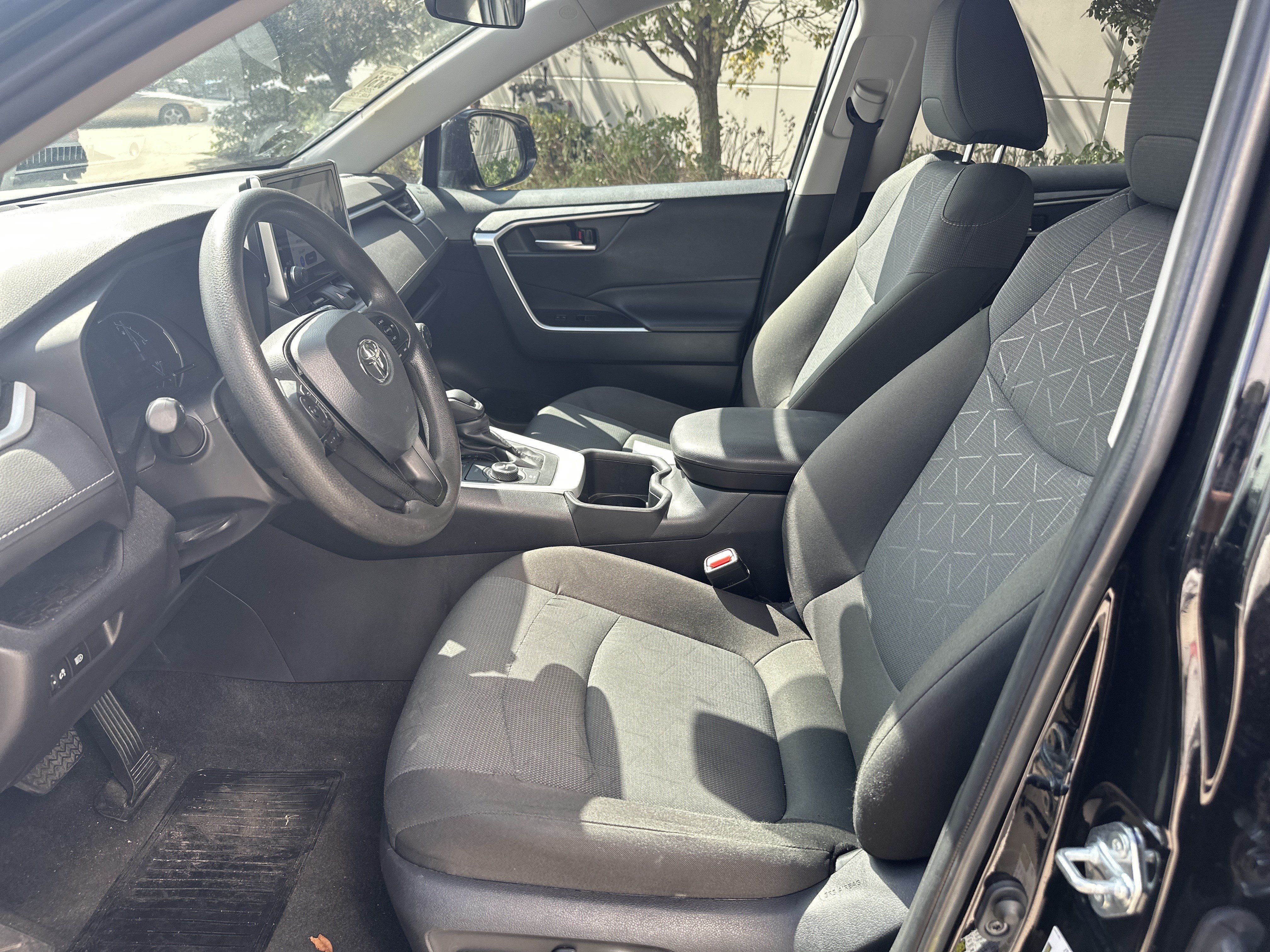 Used 2025 Toyota RAV4 XLE AWD/4WD image 15