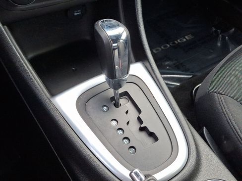 Used 2013 Dodge Avenger SE image 16