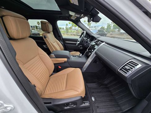 Used 2025 Land Rover Discovery Dynamic SE AWD/4WD image 11