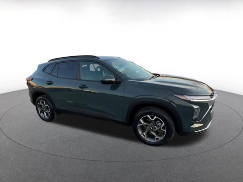 Used 2025 Chevrolet Trax LT image 2