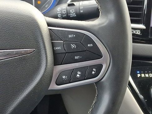 Certified 2022 Chrysler Pacifica Touring-L image 28