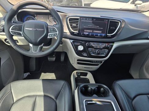Certified 2024 Chrysler Pacifica Touring-L FWD image 18
