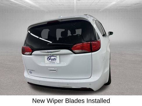 Used 2020 Chrysler Pacifica Touring-L FWD image 13