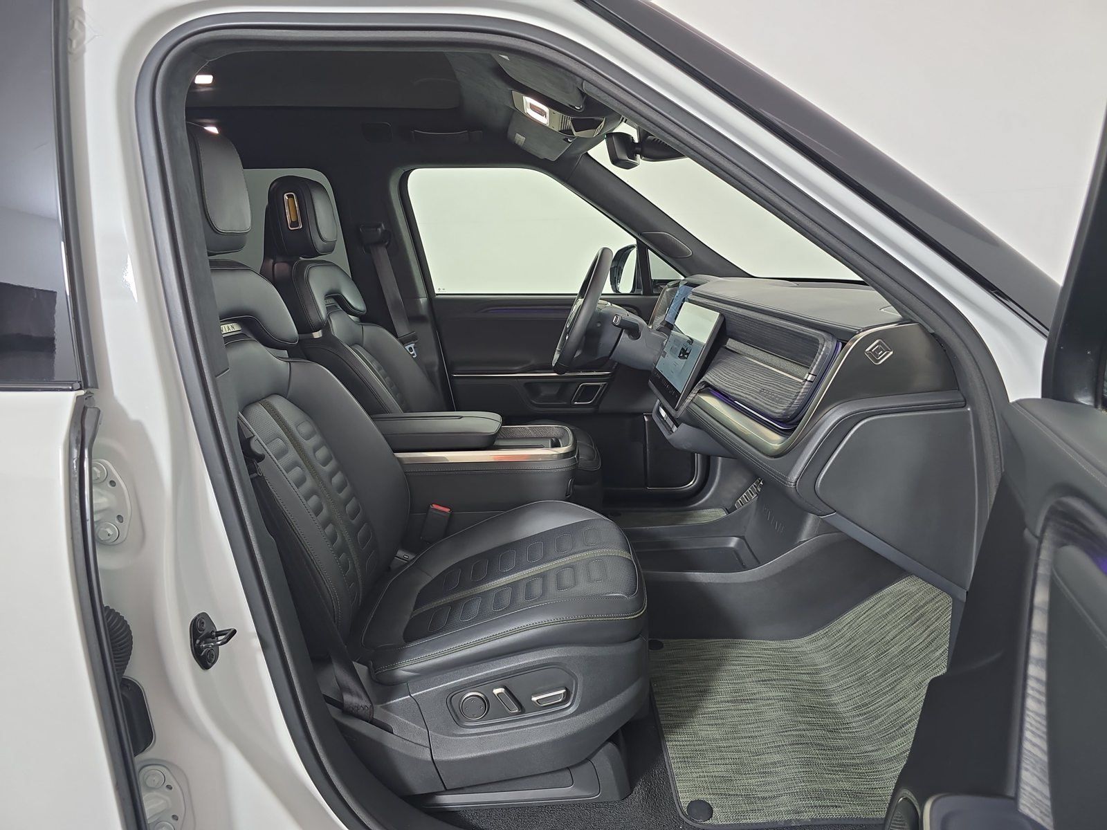 Used 2023 Rivian R1T Adventure Dual AWD/4WD image 23