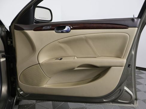 Used 2010 Buick Lucerne CXL image 25