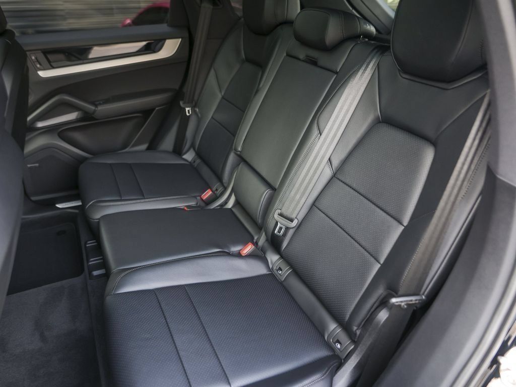 Certified 2026 Porsche Cayenne AWD/4WD image 29