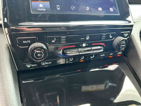 Used 2025 Jeep Grand Cherokee L Altitude image 10