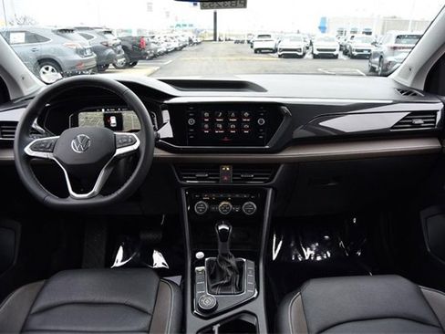 Certified 2022 Volkswagen Taos SEL w/ Panoramic Sunroof Package image 7