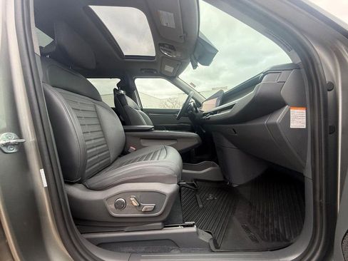 Used 2024 Kia EV9 Land w/ Towing Package image 11