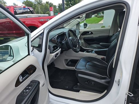 Used 2022 Chrysler Pacifica Limited FWD image 3