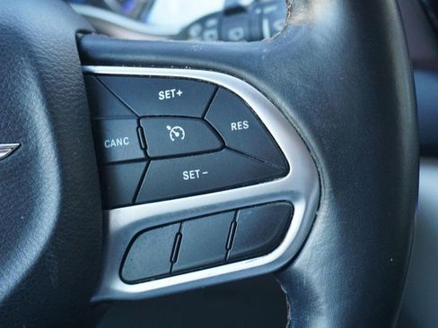 Used 2017 Chrysler Pacifica Touring-L w/ Tire & Wheel Group image 37