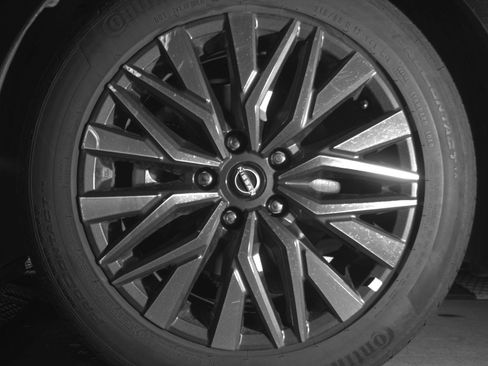 Used 2025 Nissan Altima 2.5 SV FWD image 13