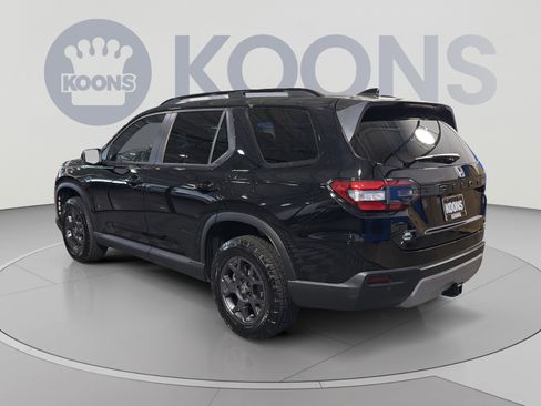 Used 2025 Honda Pilot TrailSport image 4