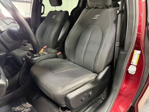 Used 2018 Chrysler Pacifica Touring Plus w/ S Appearance Package FWD image 20