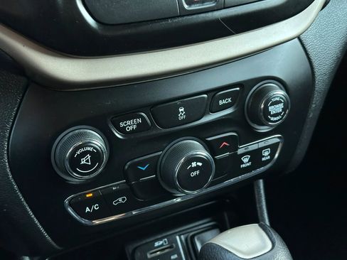 Used 2016 Jeep Cherokee Latitude AWD/4WD image 34