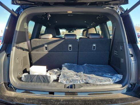 New 2025 Nissan Armada SL w/ Captain's Chari Seat Package image 8