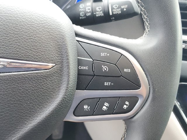 Used 2023 Chrysler Pacifica Touring-L FWD image 23