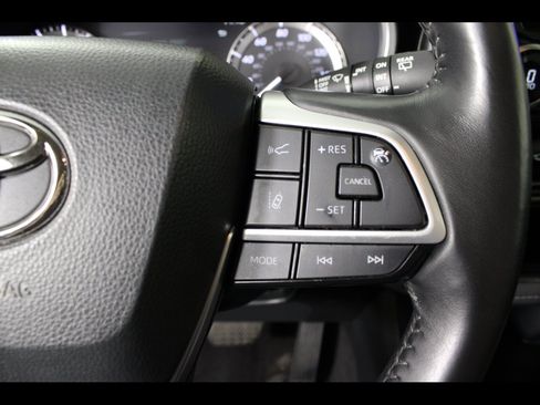 Used 2023 Toyota Highlander XLE AWD/4WD image 24