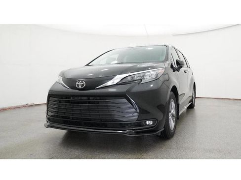 New 2026 Toyota Sienna XLE image 36