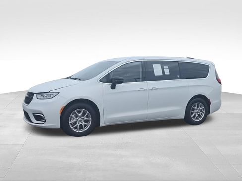 Used 2024 Chrysler Pacifica Touring-L FWD image 4