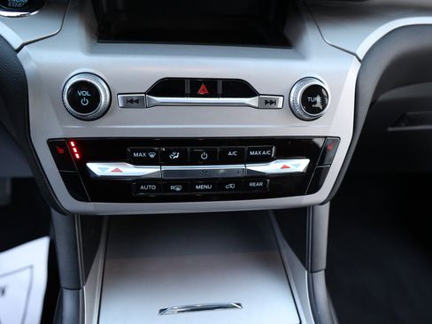 Used 2023 Ford Explorer XLT image 22