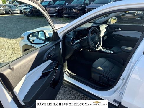 Used 2025 Chevrolet Trax LT FWD image 9