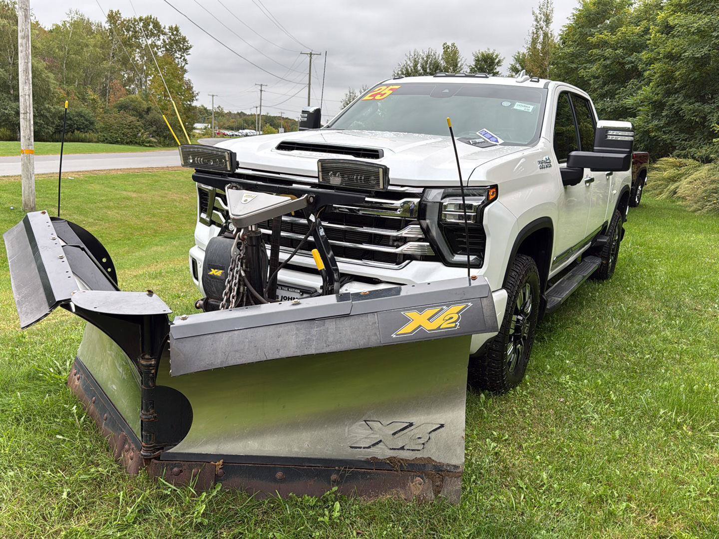Used 2025 Chevrolet Silverado 3500 High Country w/ Technology Package AWD/4WD image 3