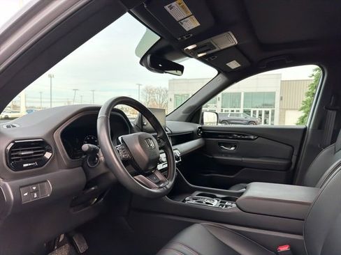 Used 2025 Honda Pilot TrailSport image 17