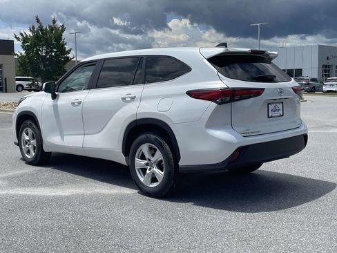 Used 2023 Toyota Highlander LE FWD image 25