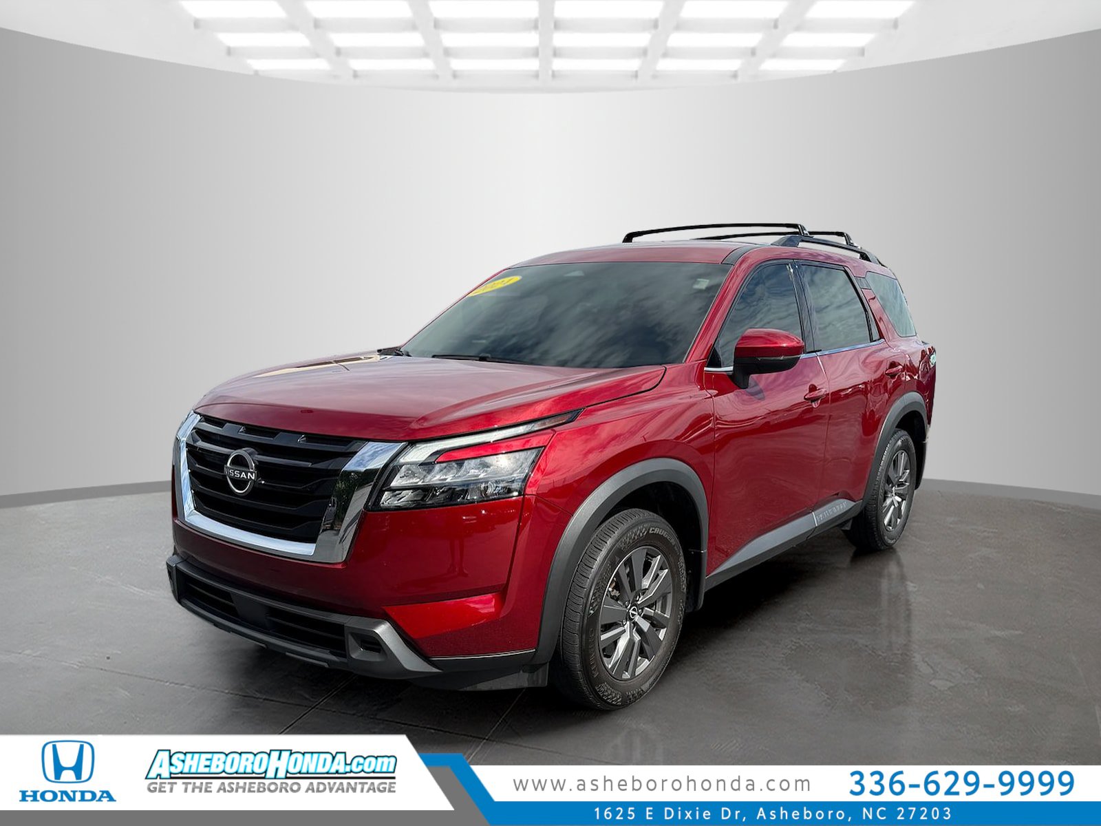 Used 2024 Nissan Pathfinder SV FWD image 1